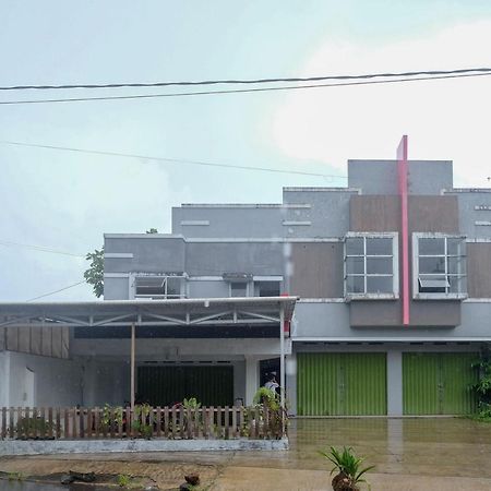 Reddoorz At Lapangan Bandara Sam Ratulangi Manado Hotel Екстериор снимка