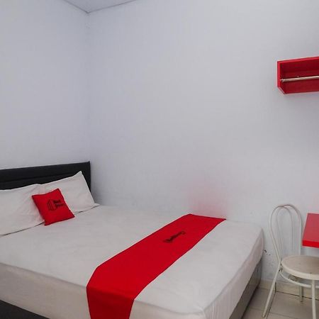 Reddoorz At Lapangan Bandara Sam Ratulangi Manado Hotel Екстериор снимка