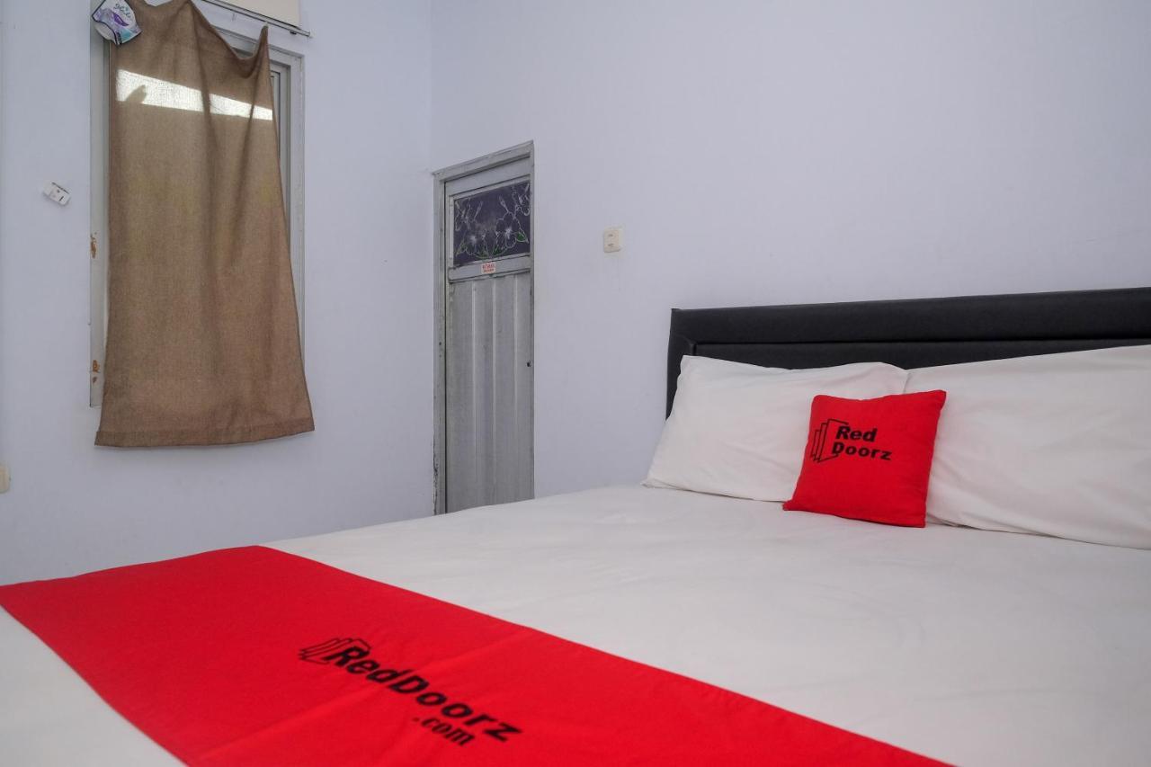 Reddoorz At Lapangan Bandara Sam Ratulangi Manado Hotel Екстериор снимка