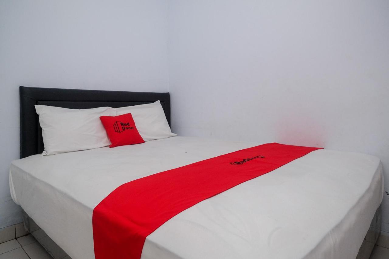Reddoorz At Lapangan Bandara Sam Ratulangi Manado Hotel Екстериор снимка