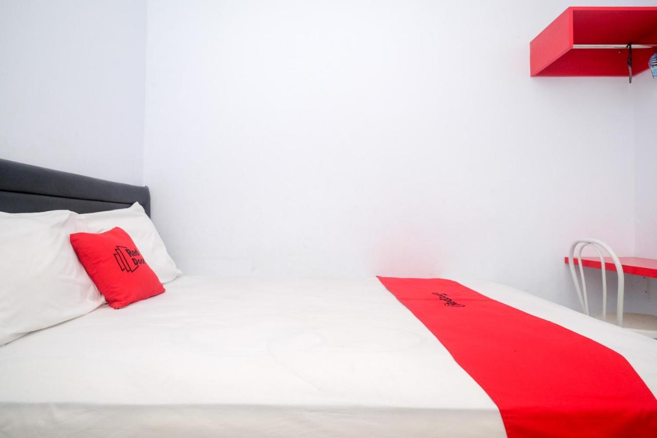 Reddoorz At Lapangan Bandara Sam Ratulangi Manado Hotel Екстериор снимка